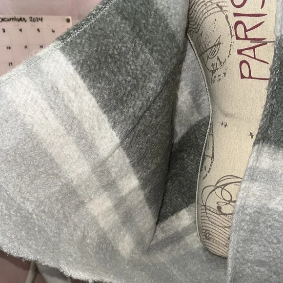 Aerie poncho - Picture 3 of 4